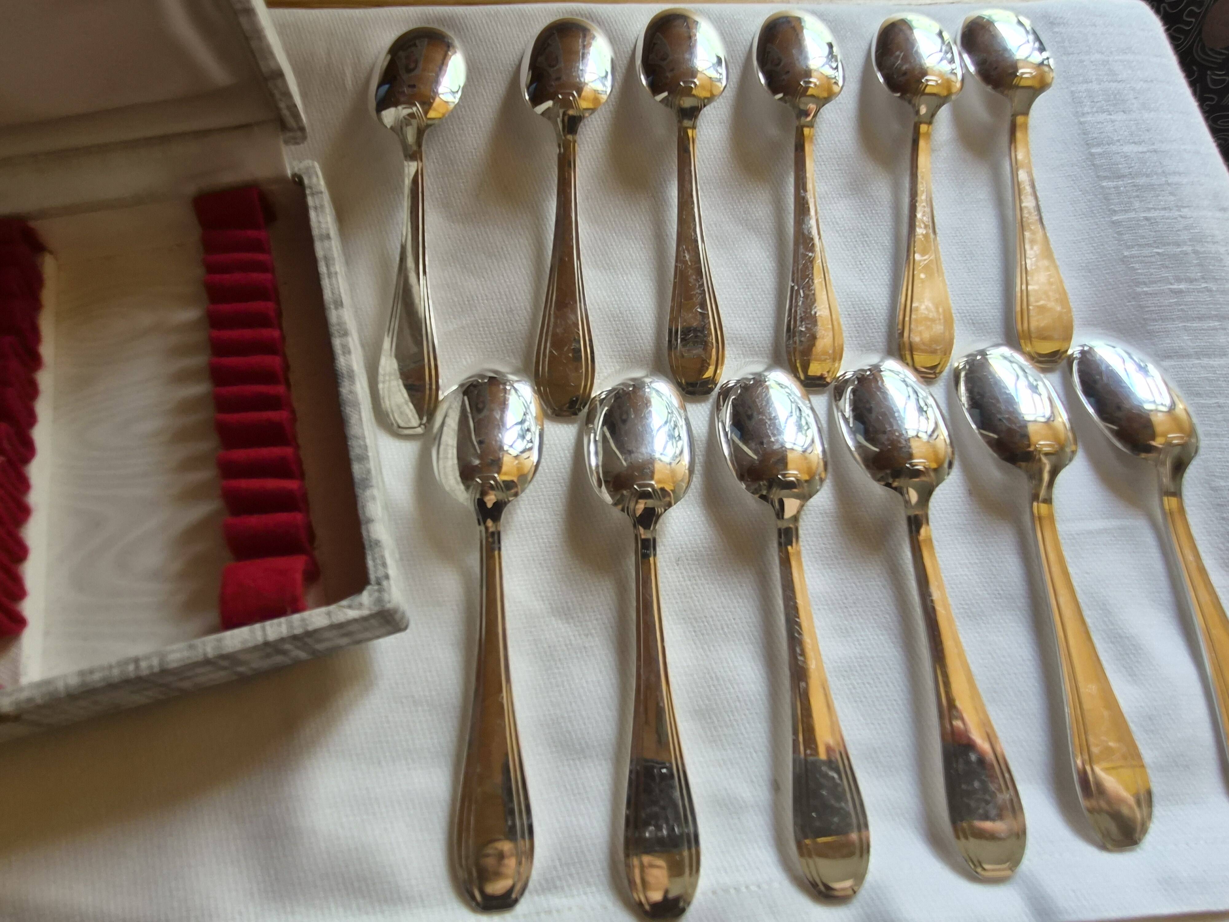 12 silver-plated metal teaspoons with a hallmark of 18.