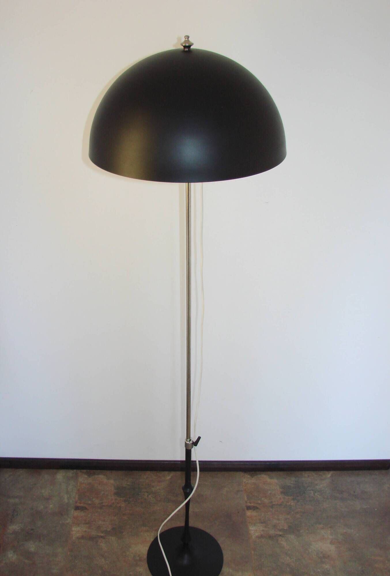 Une lampe de sol Vitra T25 des années 1970.