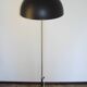 Une lampe de sol Vitra T25 des années 1970.
