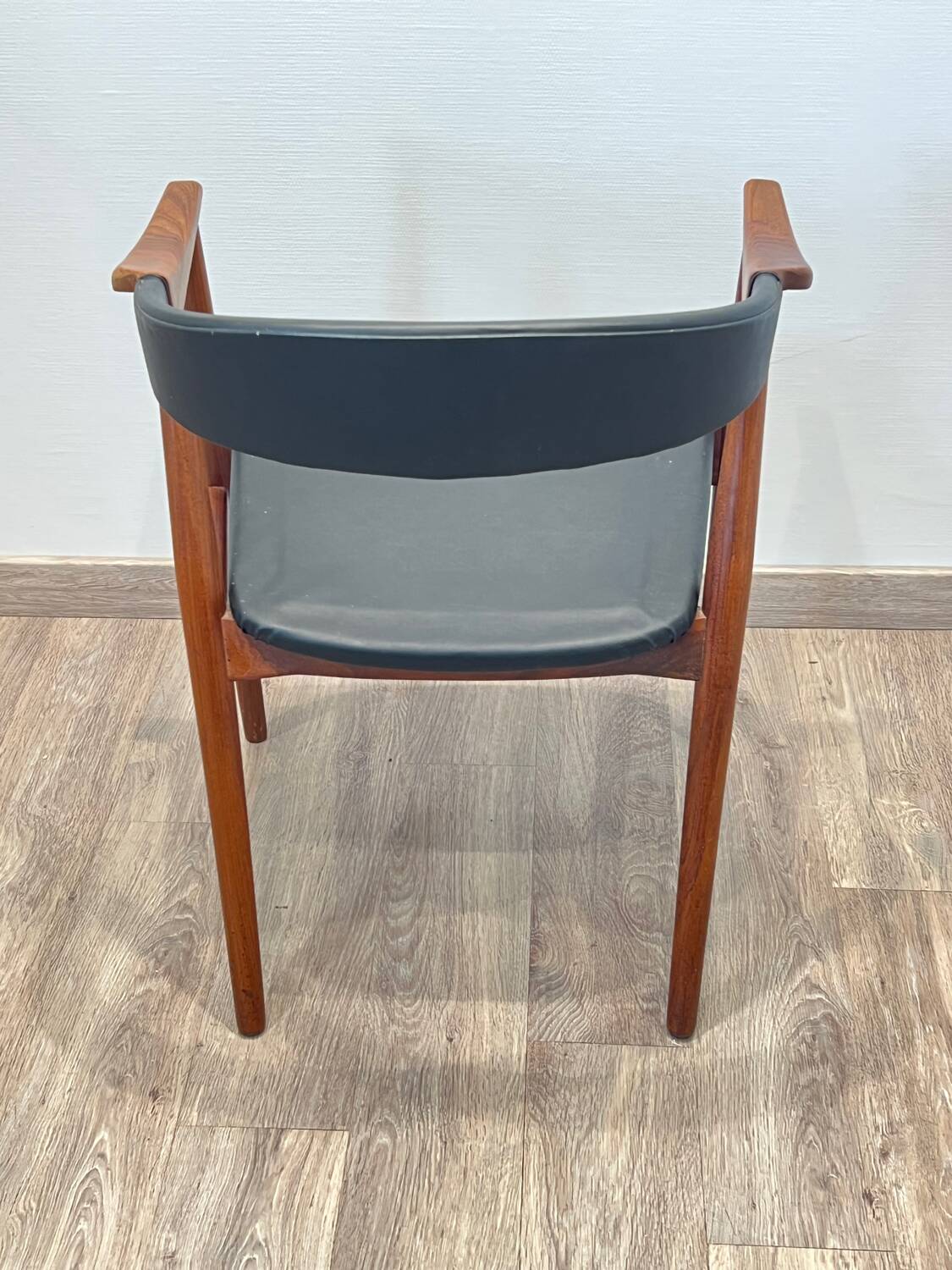 Thomas Harlev chair model 213