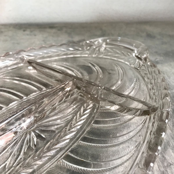 Plate servant in moulded glass