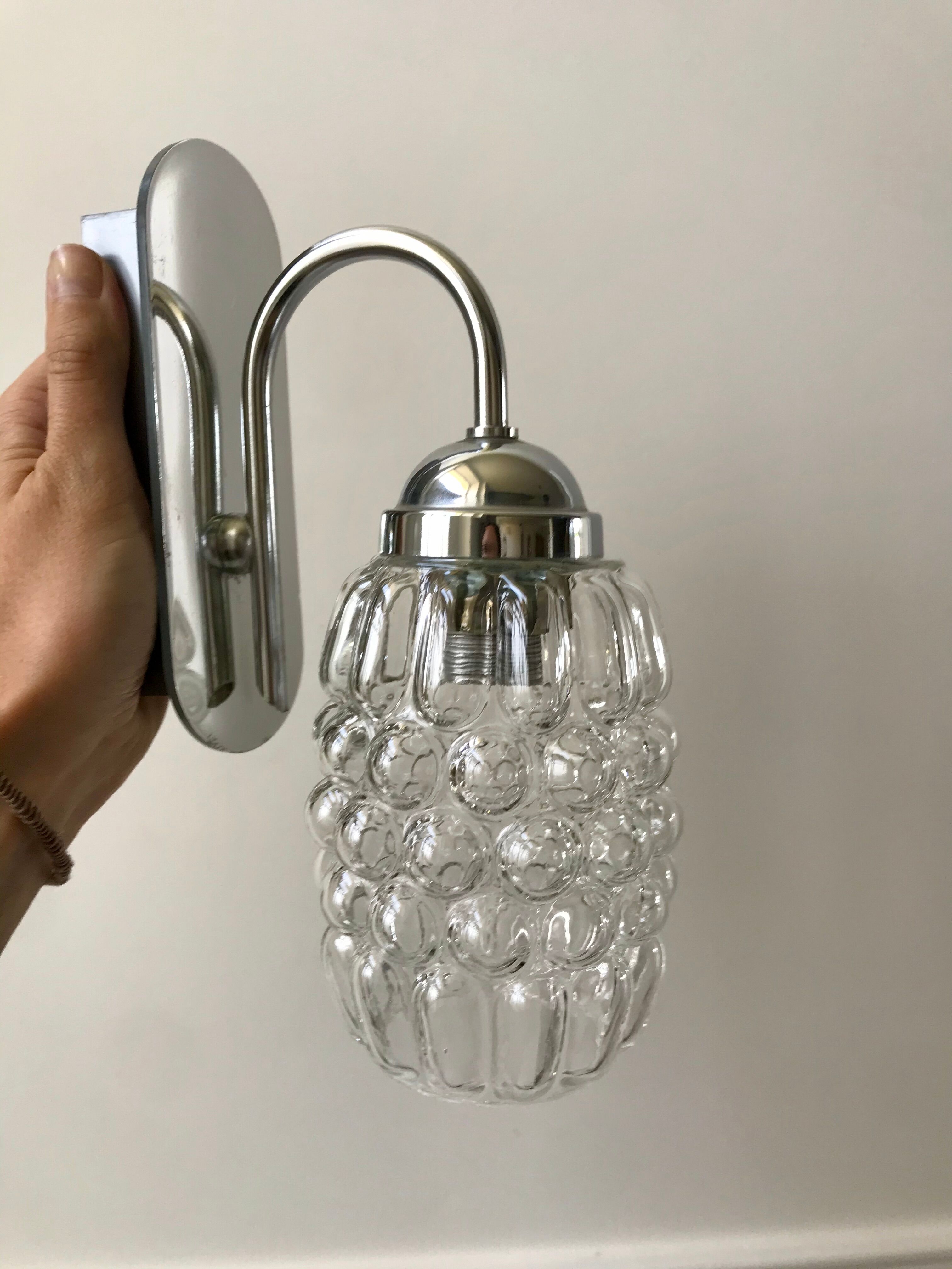 Paire d'appliques en métal chromé, verre et plexi années 70