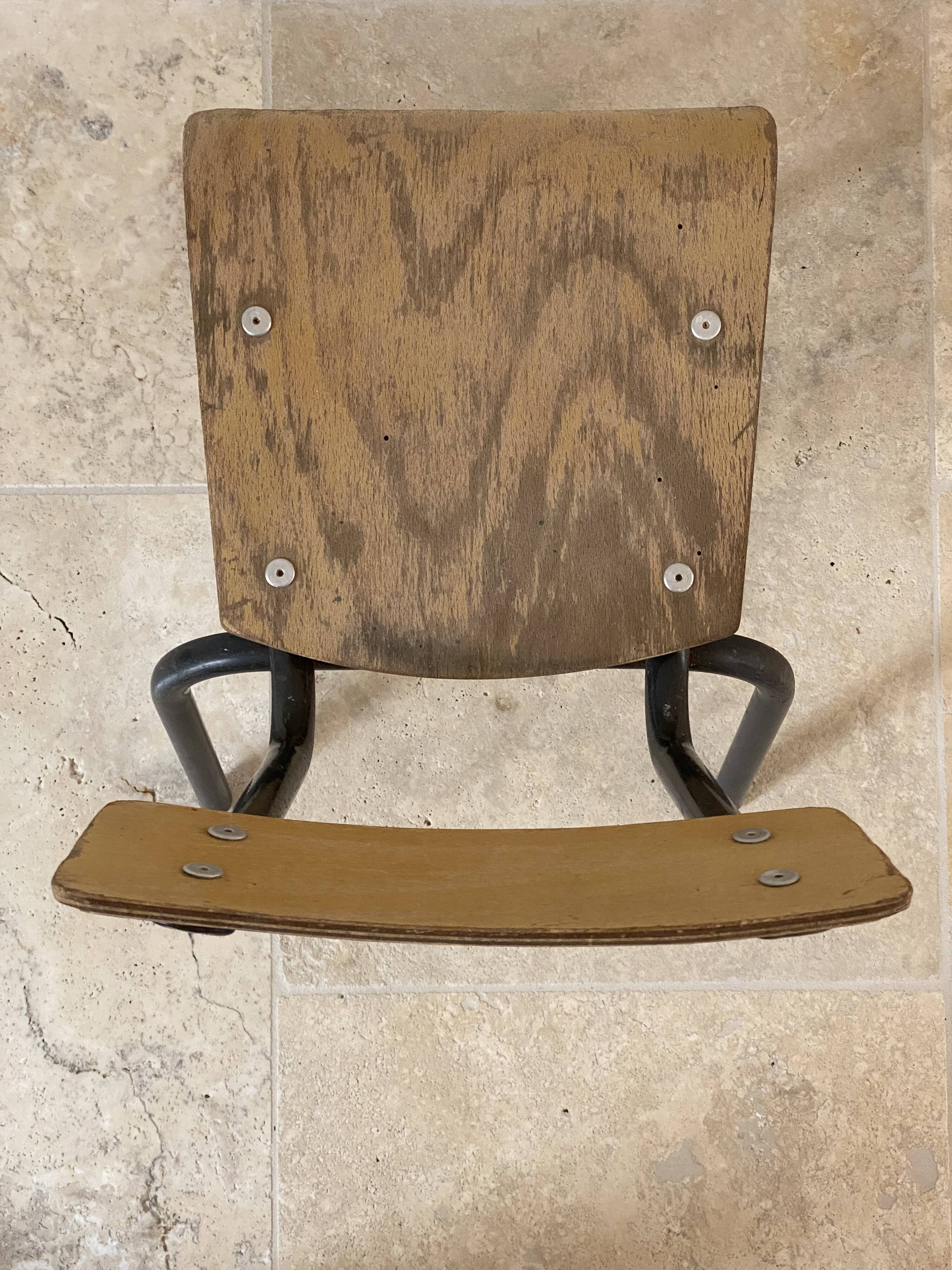 Chaise d’école vintage enfant bois et métal noir style industriel