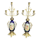 Paire de bougeoirs. Bronze, laiton, porcelaine.