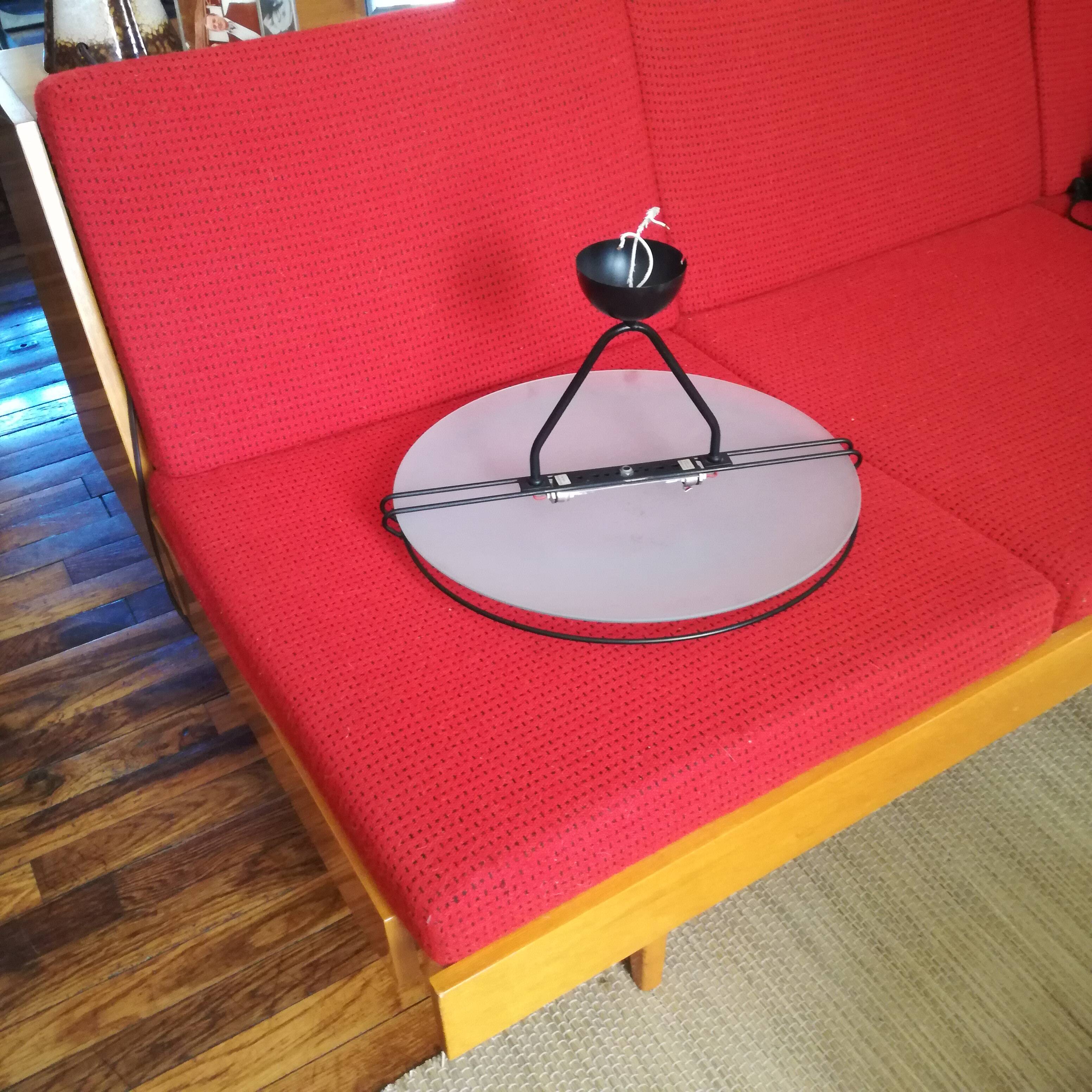 Glass saucer suspension on wire structure