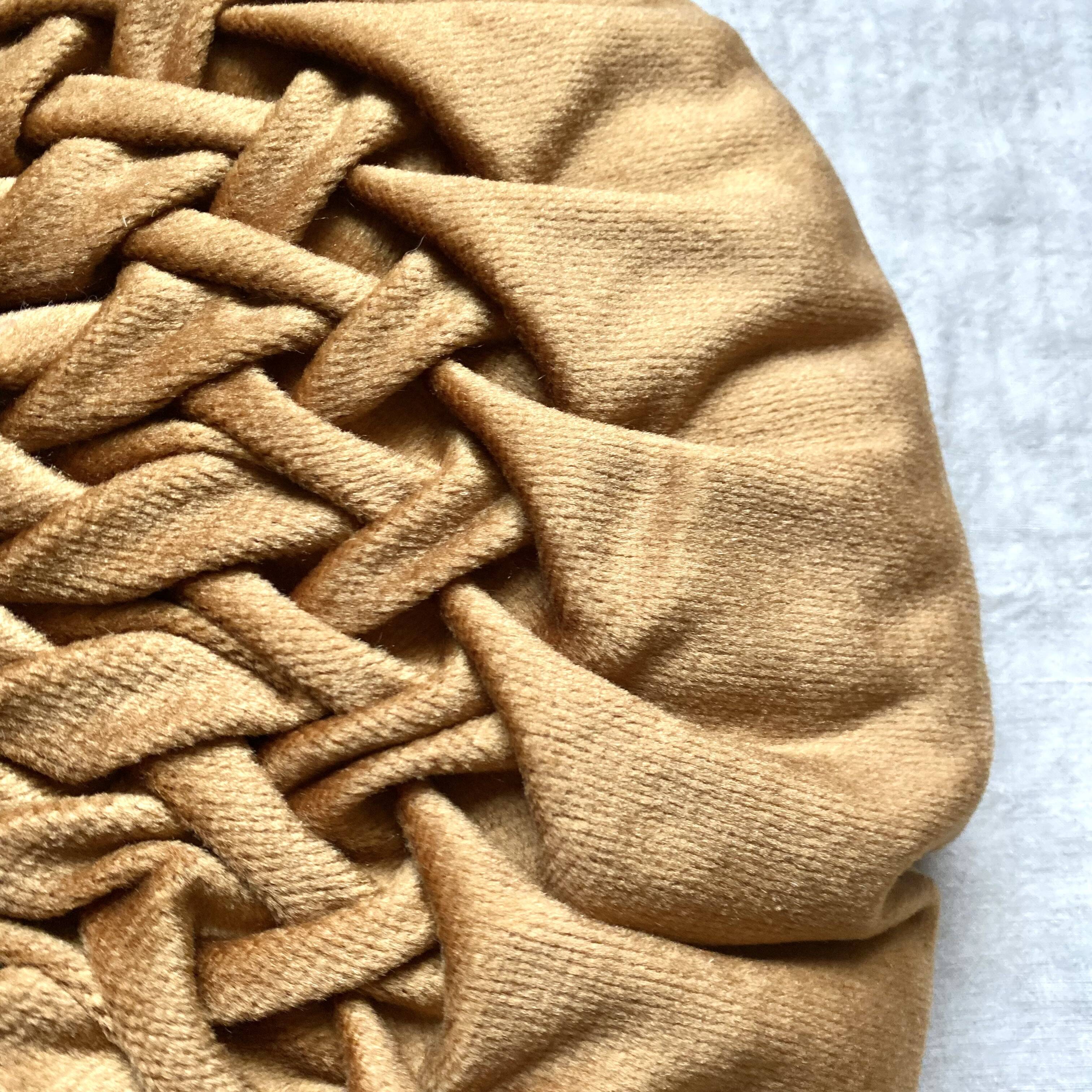 Round vintage cushion in pleated velvet
