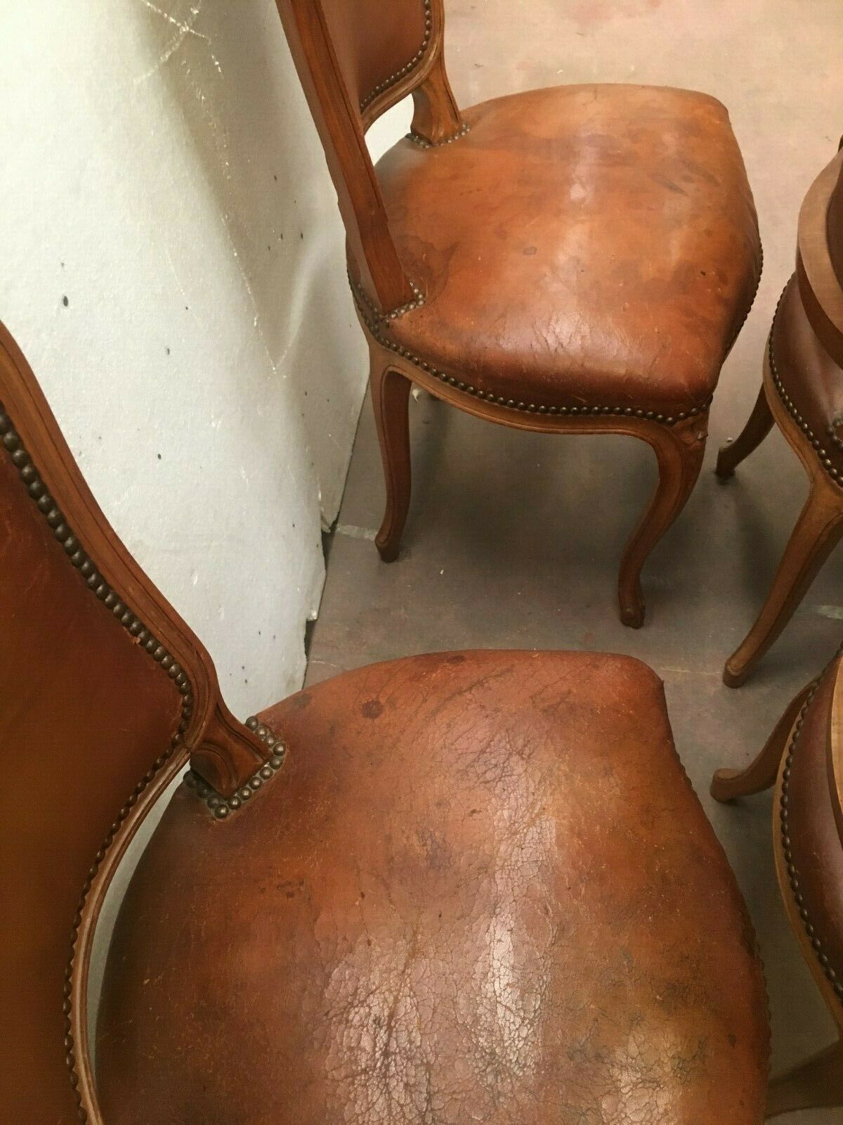 Suite de six chaises en noyer avec assises cuir, style Louis XV