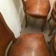 Suite de six chaises en noyer avec assises cuir, style Louis XV