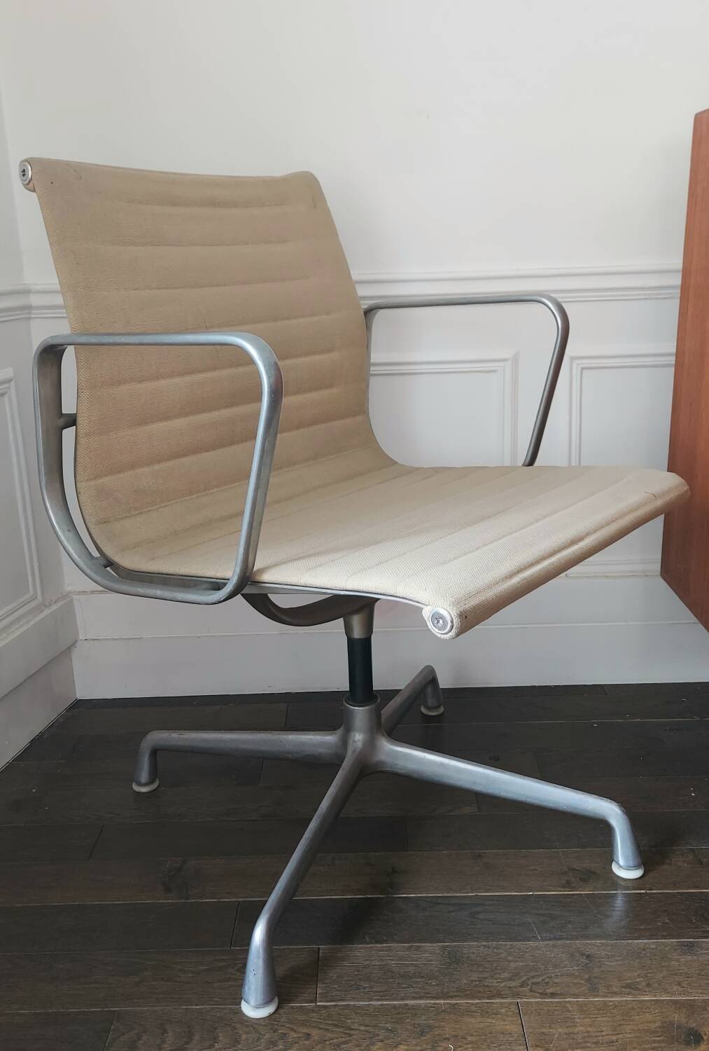 Eames office chair - EA 104 (similar to EA 108) beige fabric and aluminum
