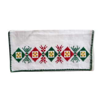 Napkin holder in white cotton, embroidered with cross stitch. 50s.