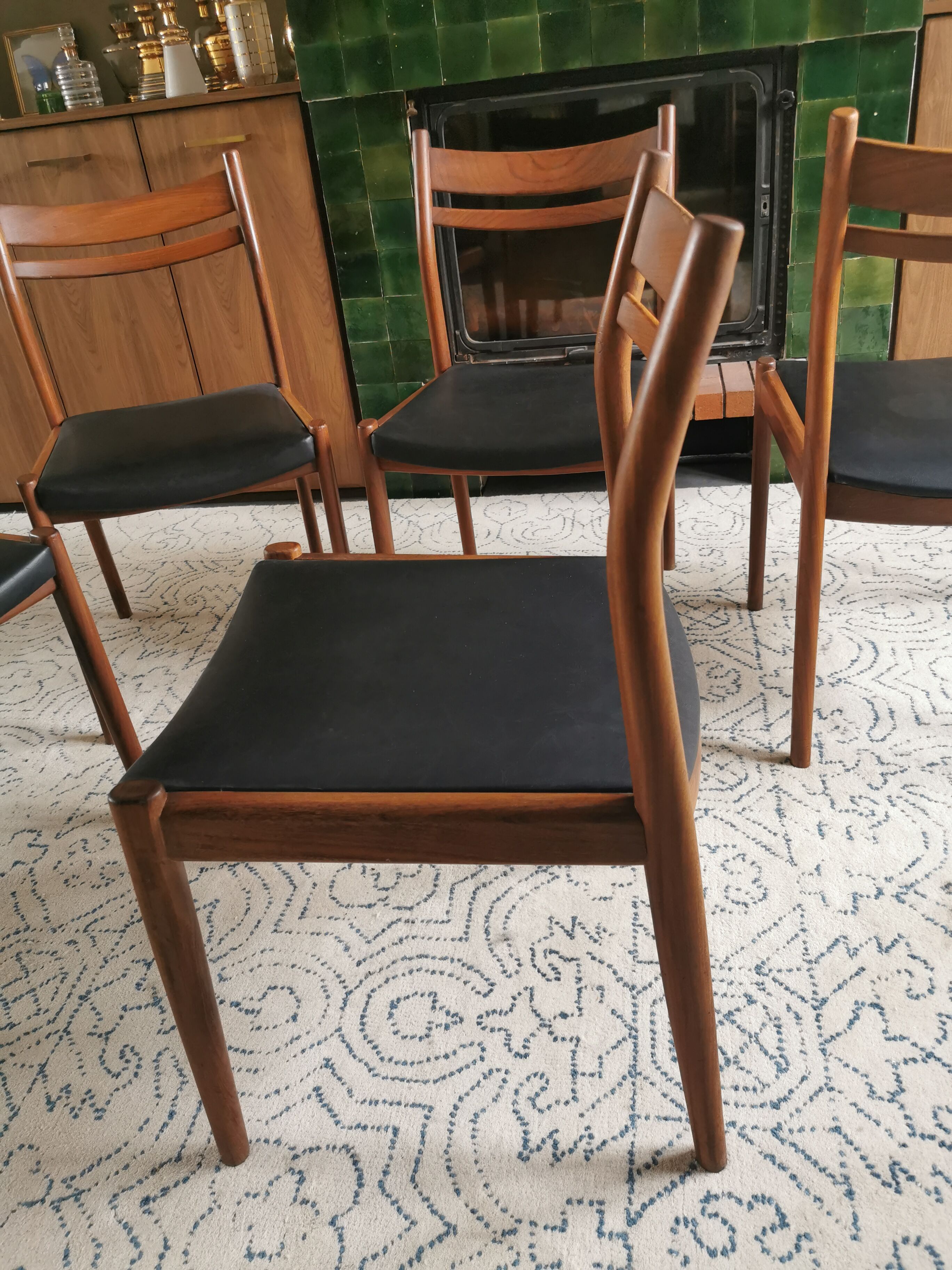 Table set and 6 Scandinavian Vintage Chairs in Teck