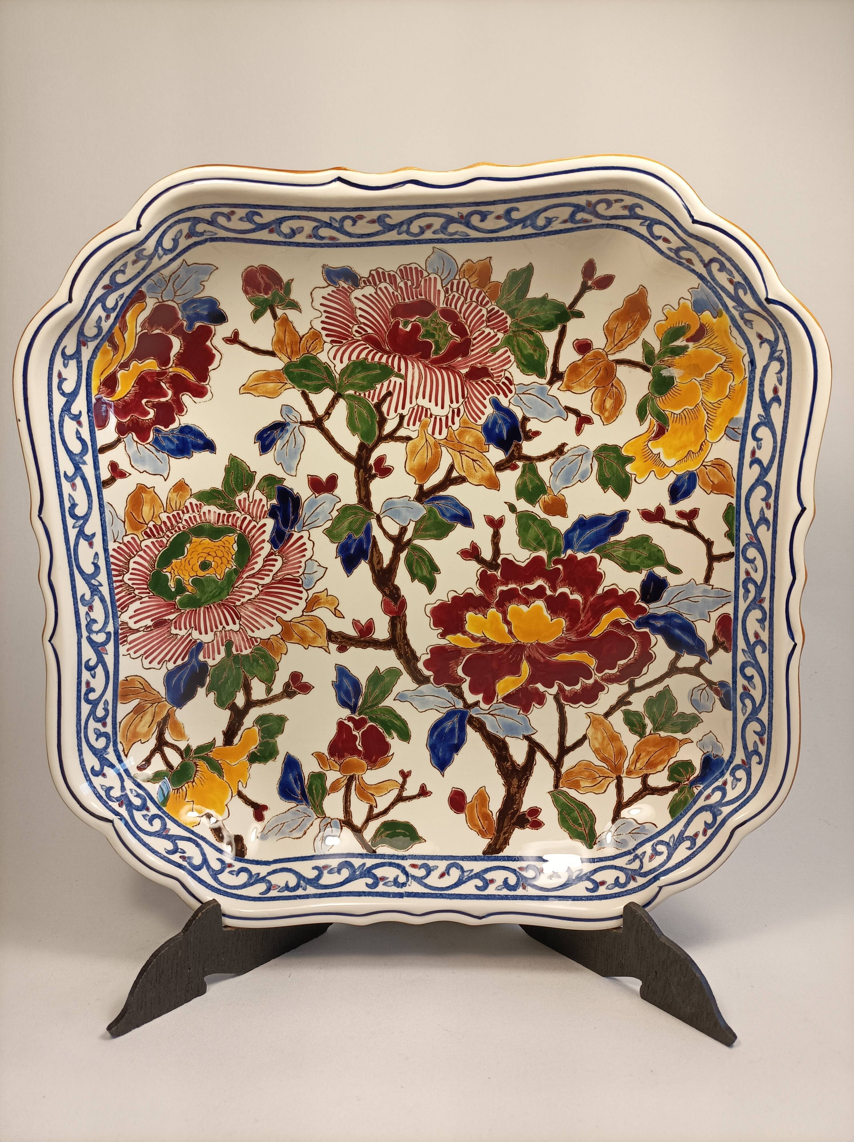 Plat creux modèle pivoine de Gien