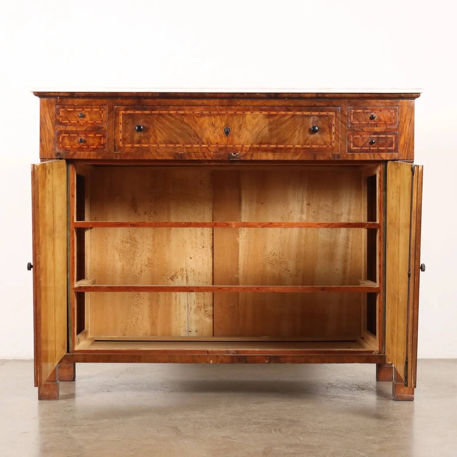 Antique buffet in Eastern European walnut, 19th century.