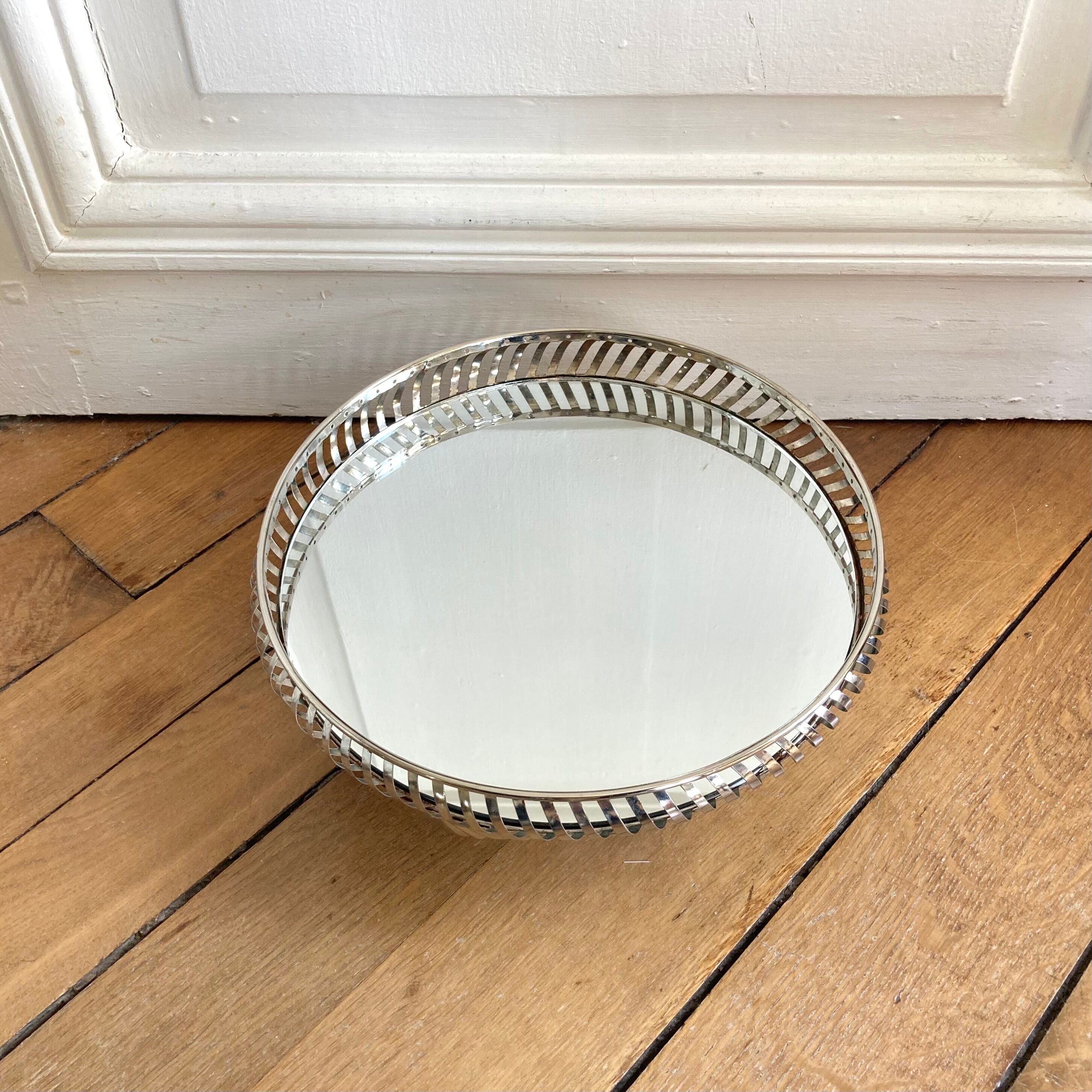 Openwork metal round mirror top