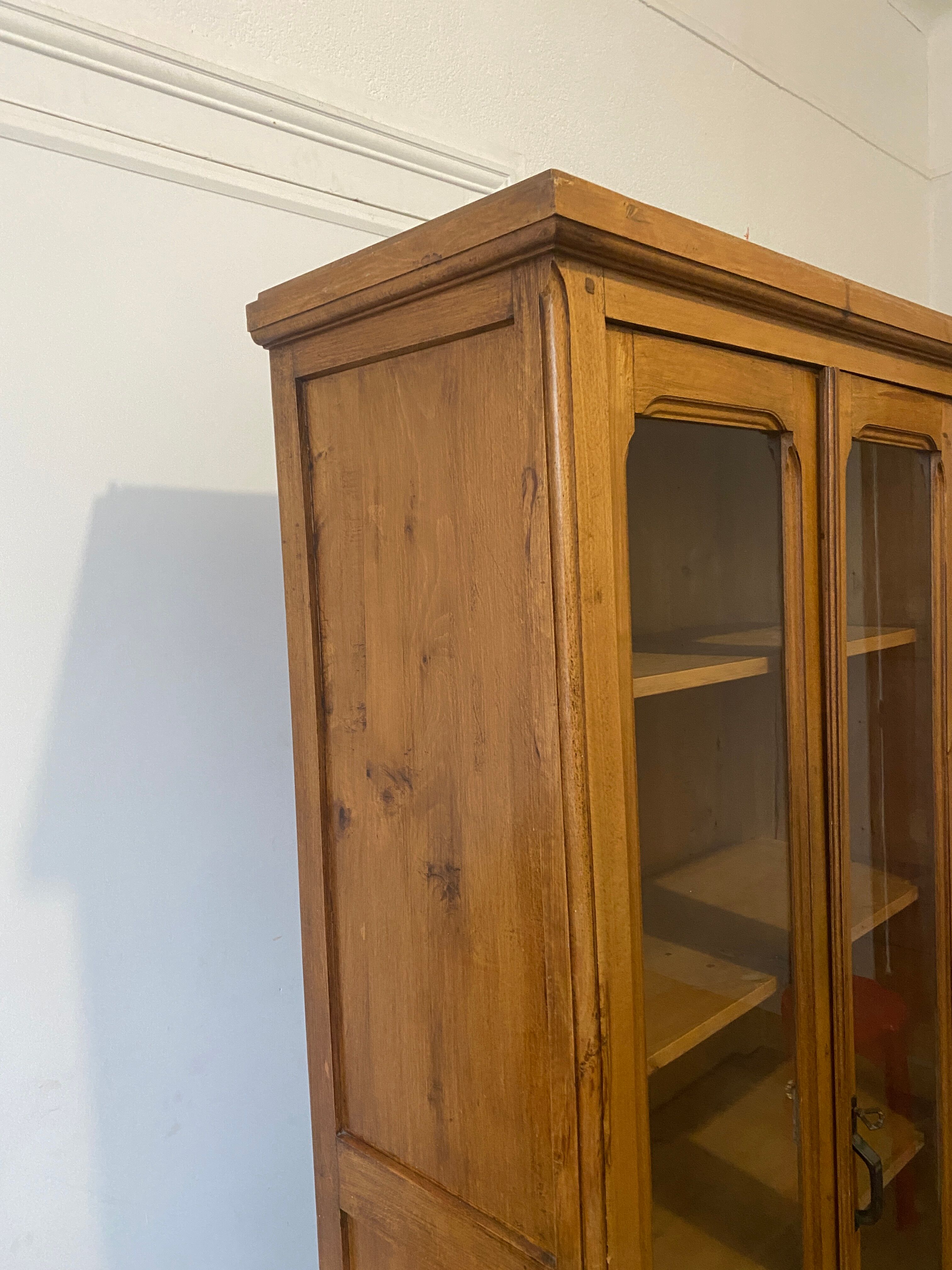 Small old Parisian showcase