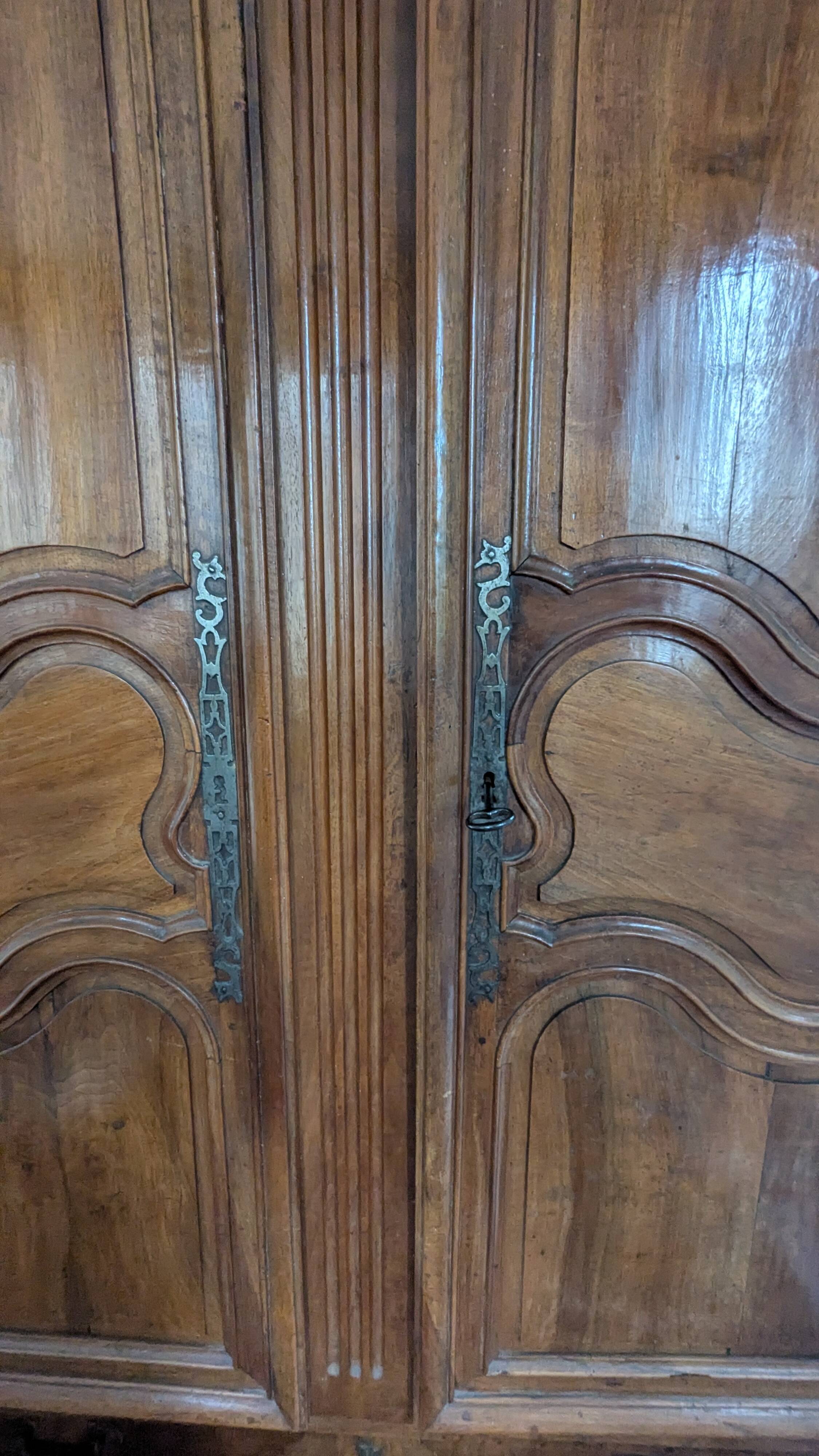 Armoire époque style Louis XV -Louis XVI en noyer