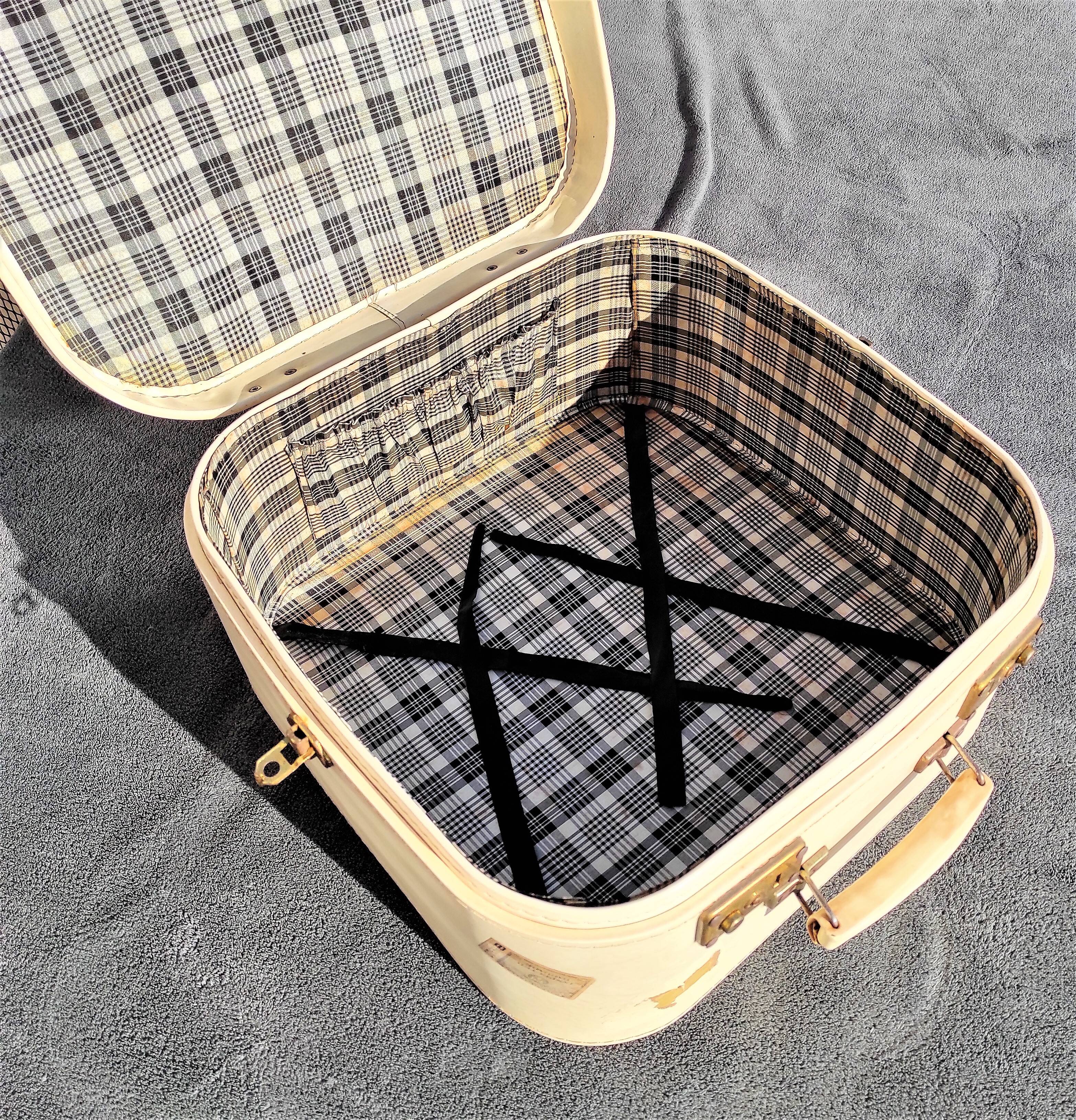 WHITE SUITCASE IN VINTAGE SKAI SQUARE OF 41 CM