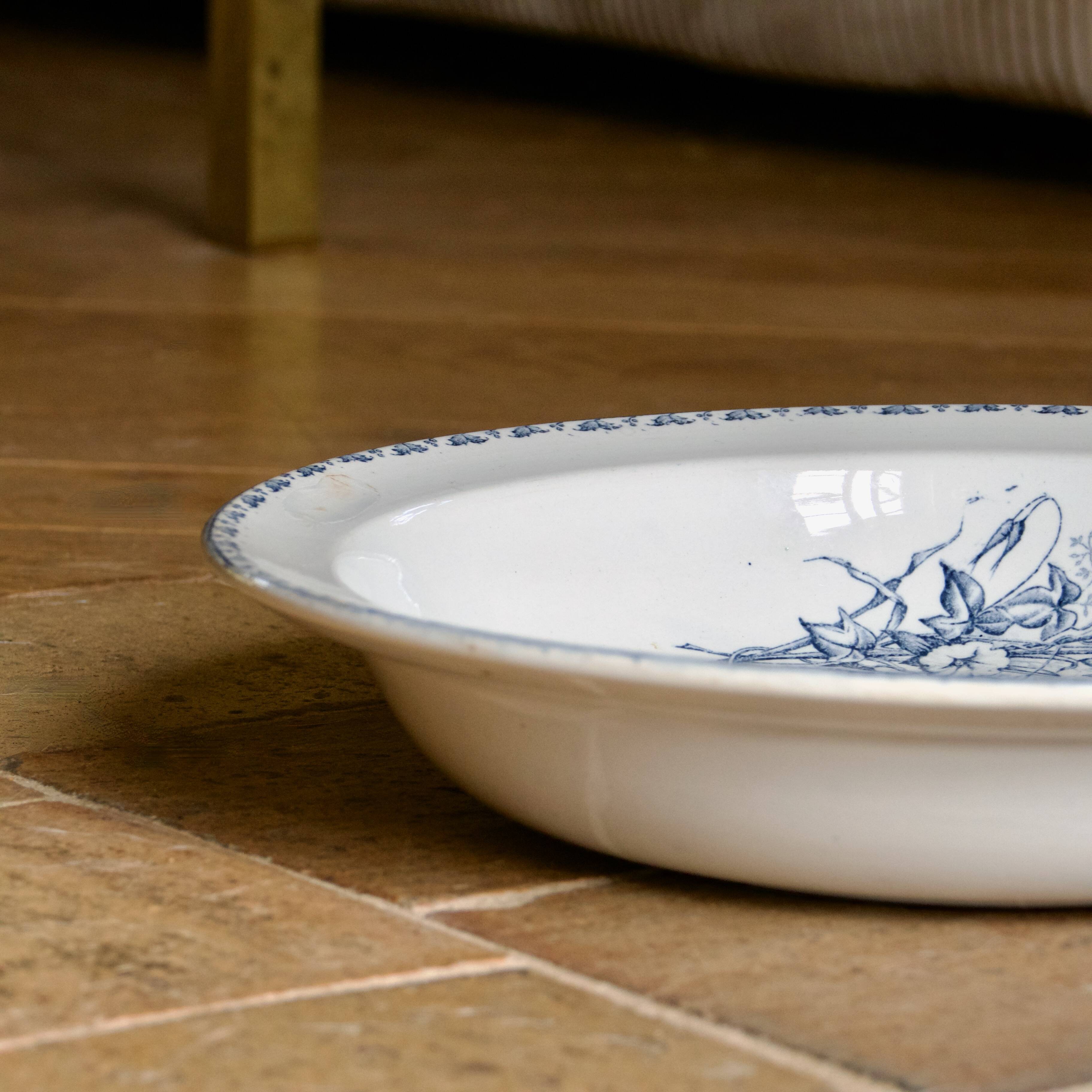 Plat creux en terre de fer Sarreguemines "Carmen", XIXe s.