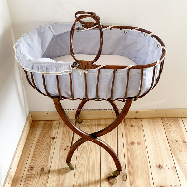 Berceau en rotin vintage et son support à roulettes