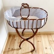 Berceau en rotin vintage et son support à roulettes