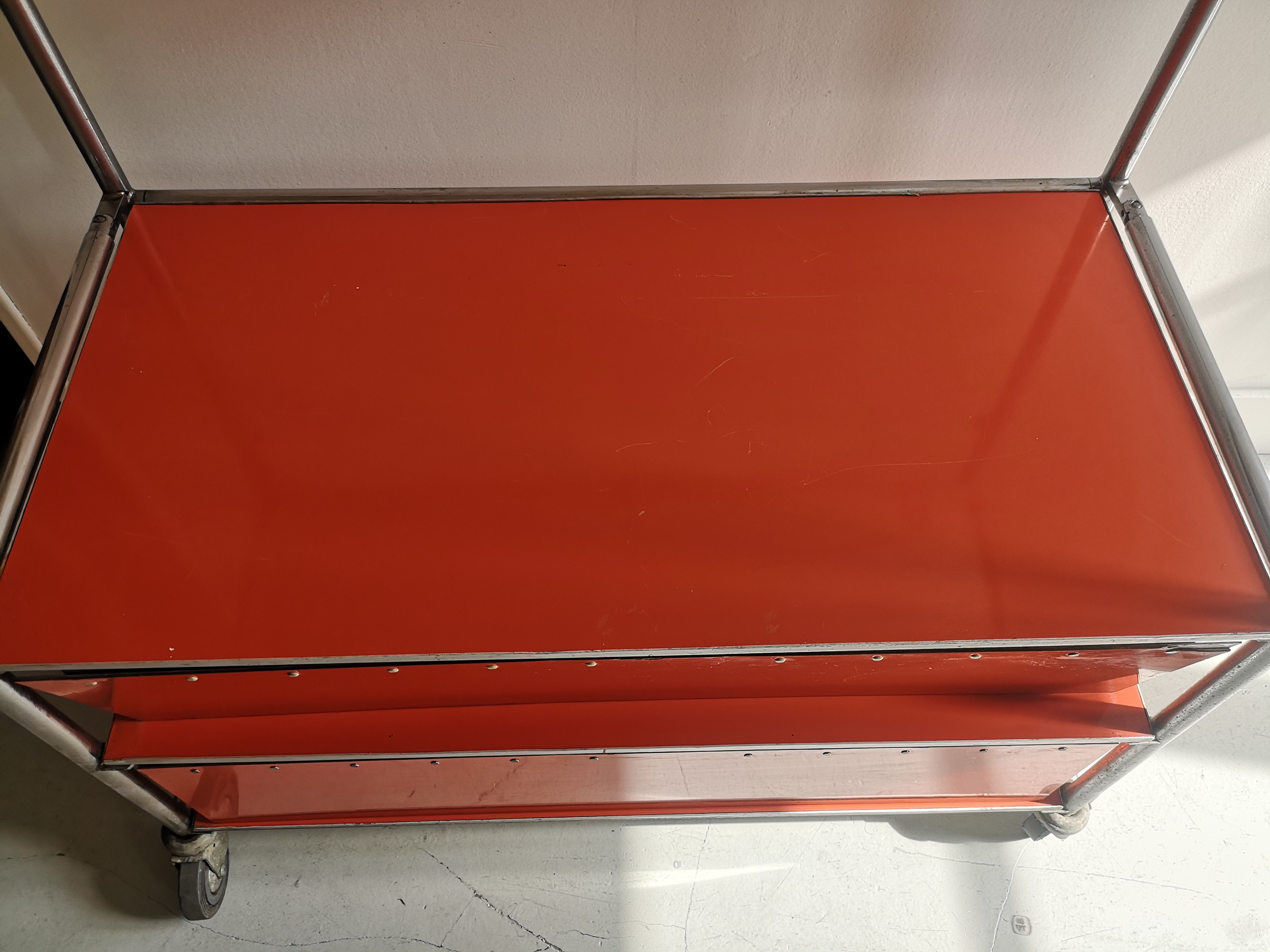 Desserte bibliothèque à roulette en metal chromé industrielle