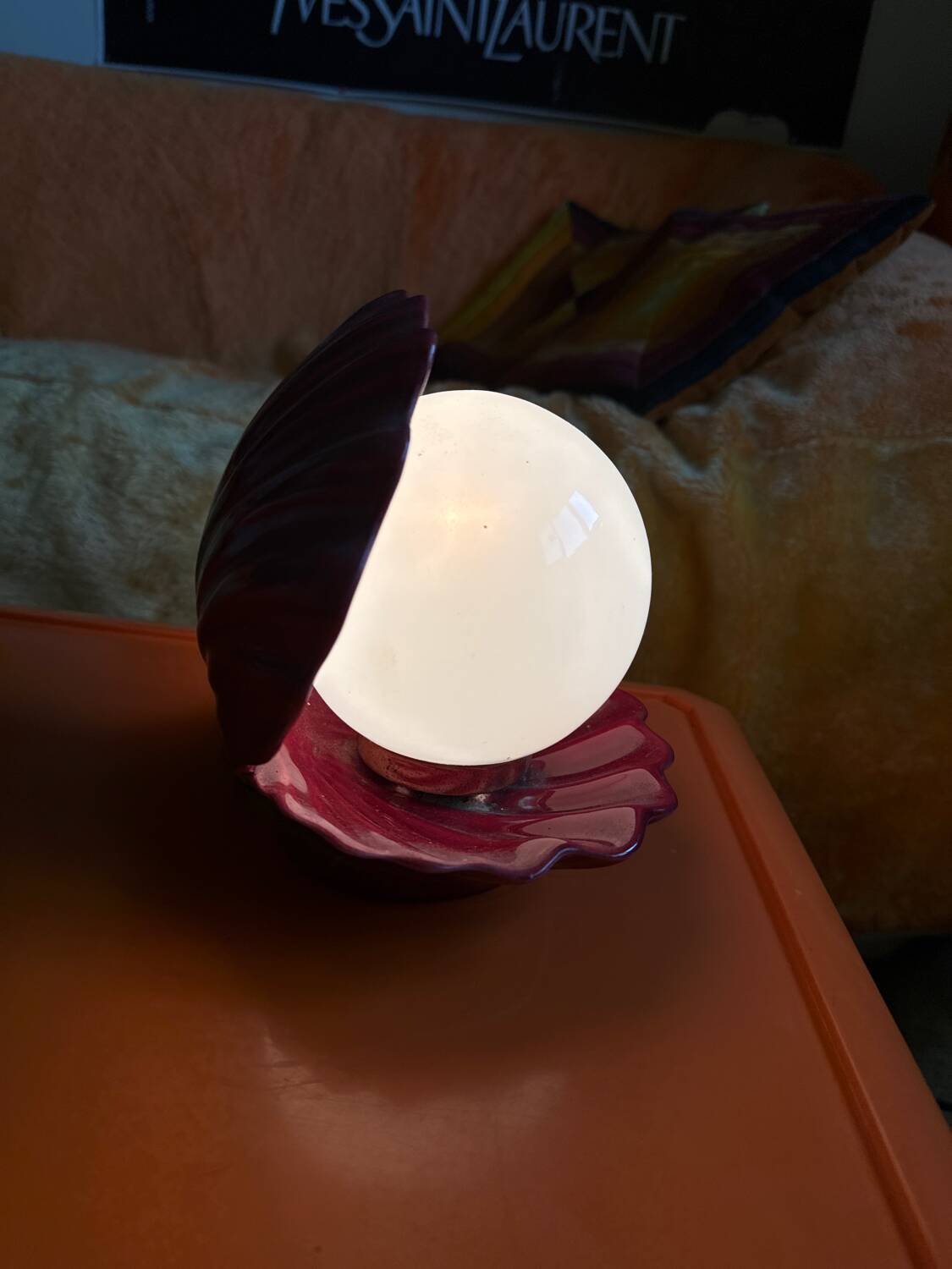 Burgundy ceramic shell lamp