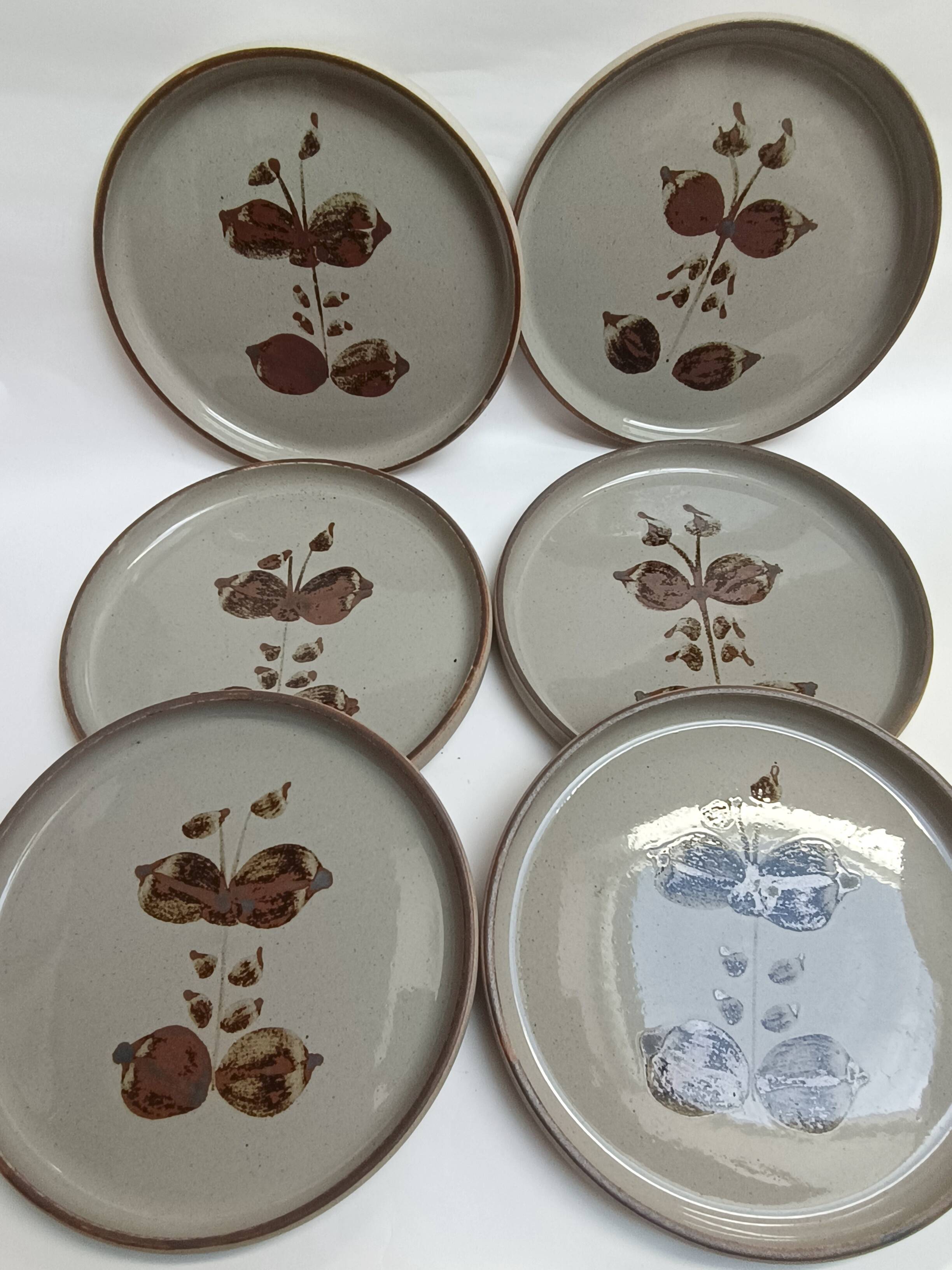 Flat plates made of Arnon stoneware