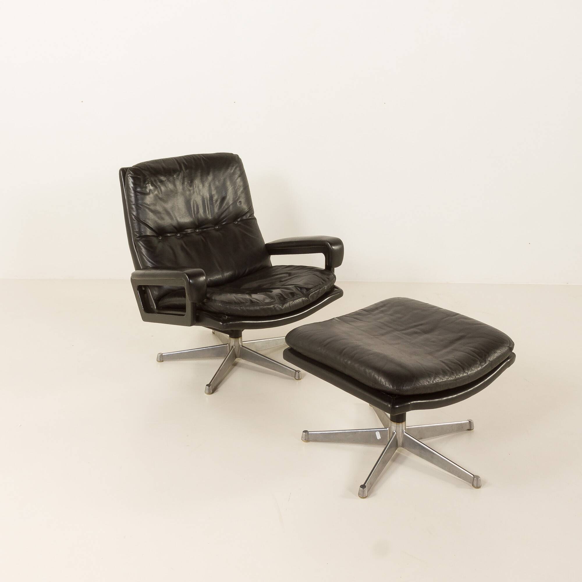 Fauteuil lounge vintage avec tabouret par André Vandenbrouck