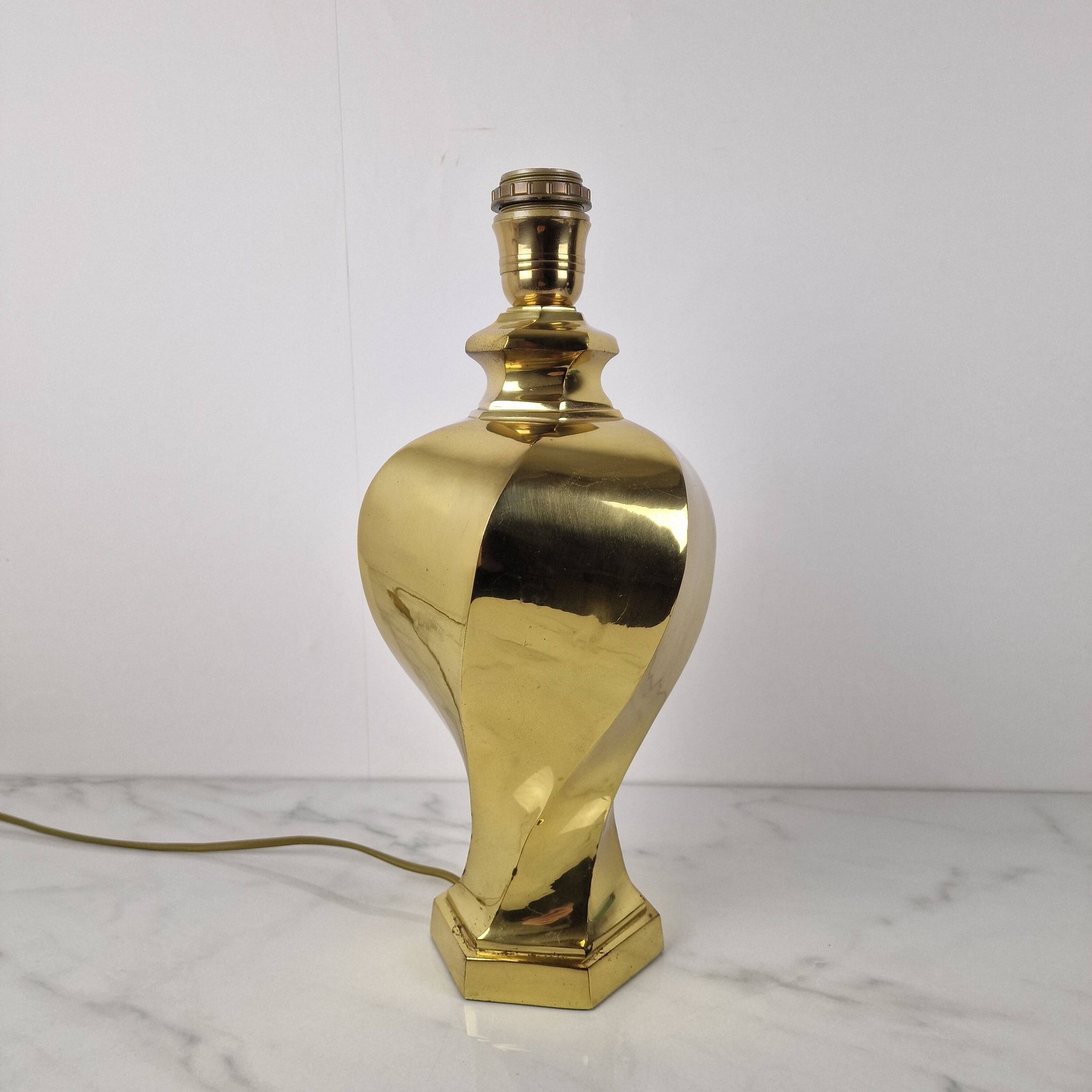 Lampe de table en laiton sculptural, de qualité lourde, sans abat-jour.