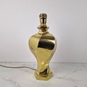 Lampe de table en laiton sculptural, de qualité lourde, sans abat-jour.