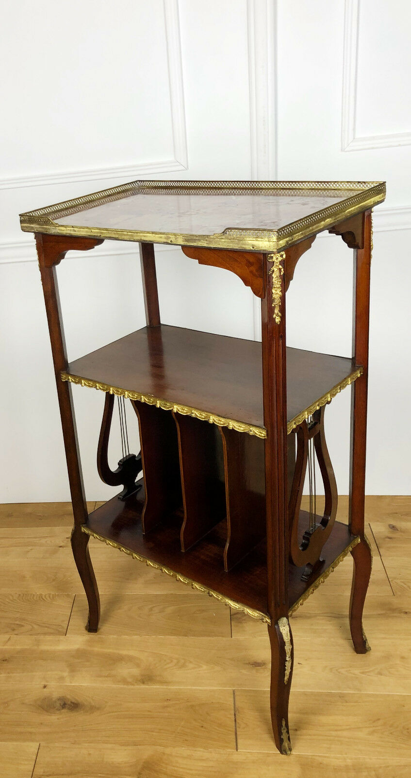 Furniture to old music of style Louis XVI