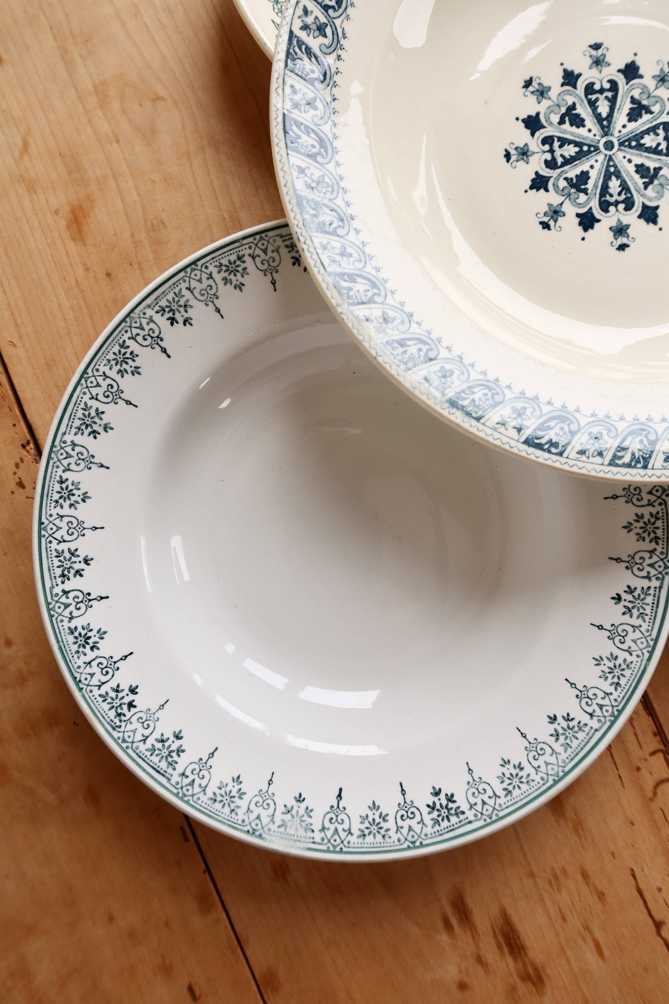 4 assiettes creuses terre de fer dépareillées tons bleu et vert