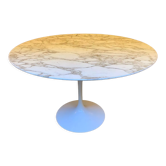 Tulip foot round table by Eero Saarinen for Knoll