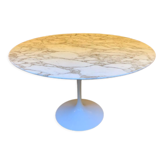Tulip foot round table by Eero Saarinen for Knoll