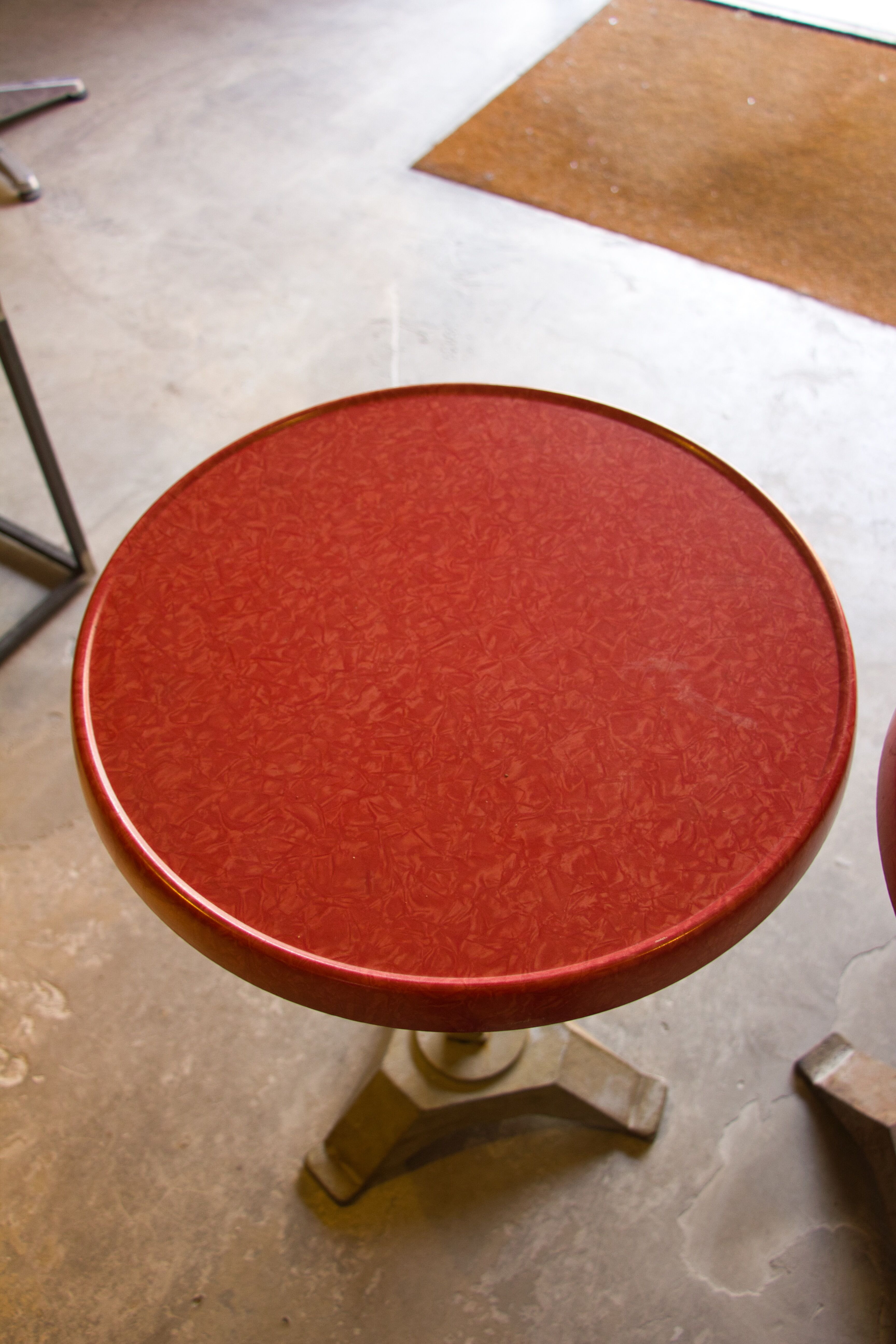 Table bistro bar round Formica red