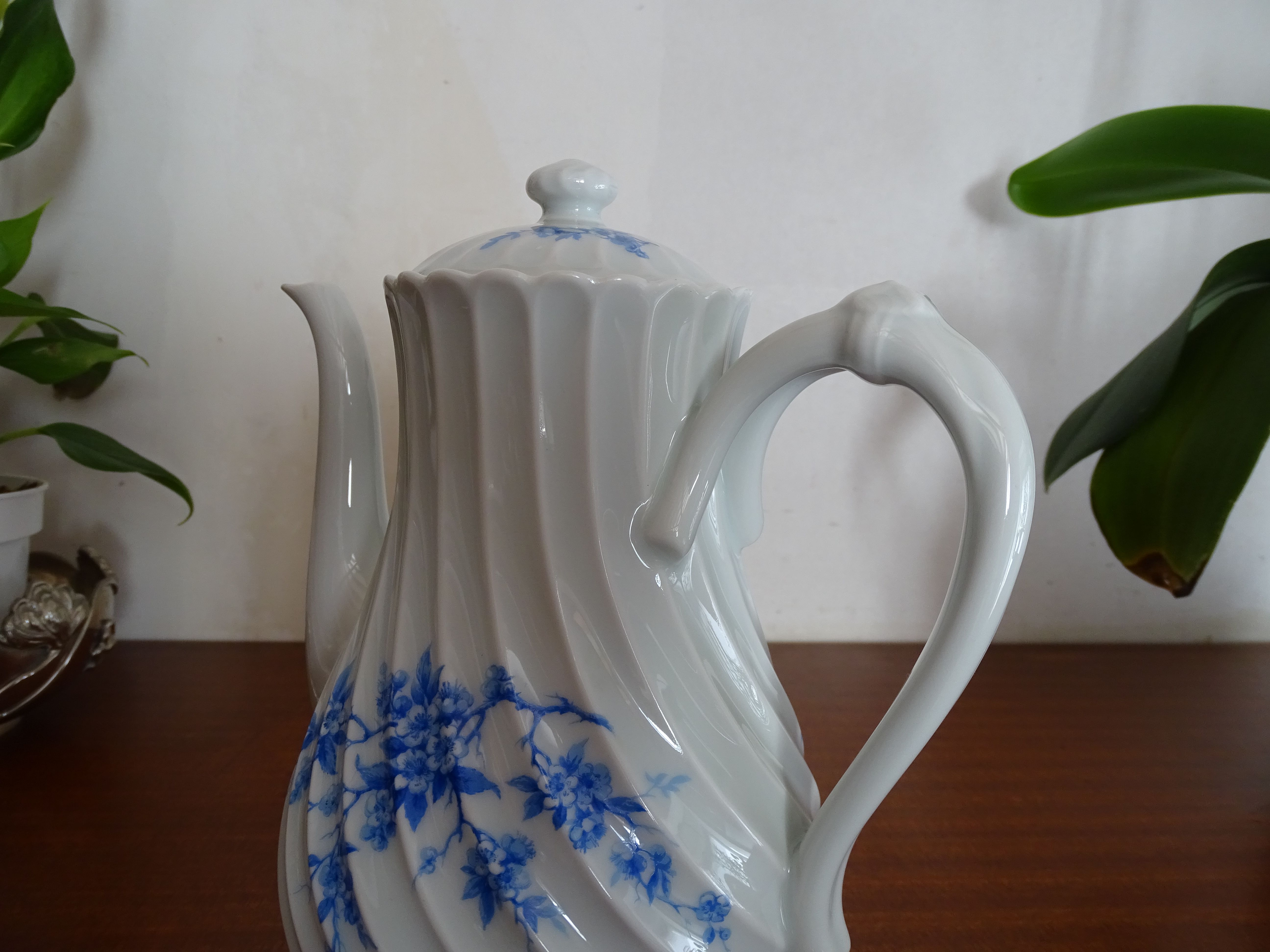 Limoges Haviland porcelain teapot - Blue cherry - Twisted sides