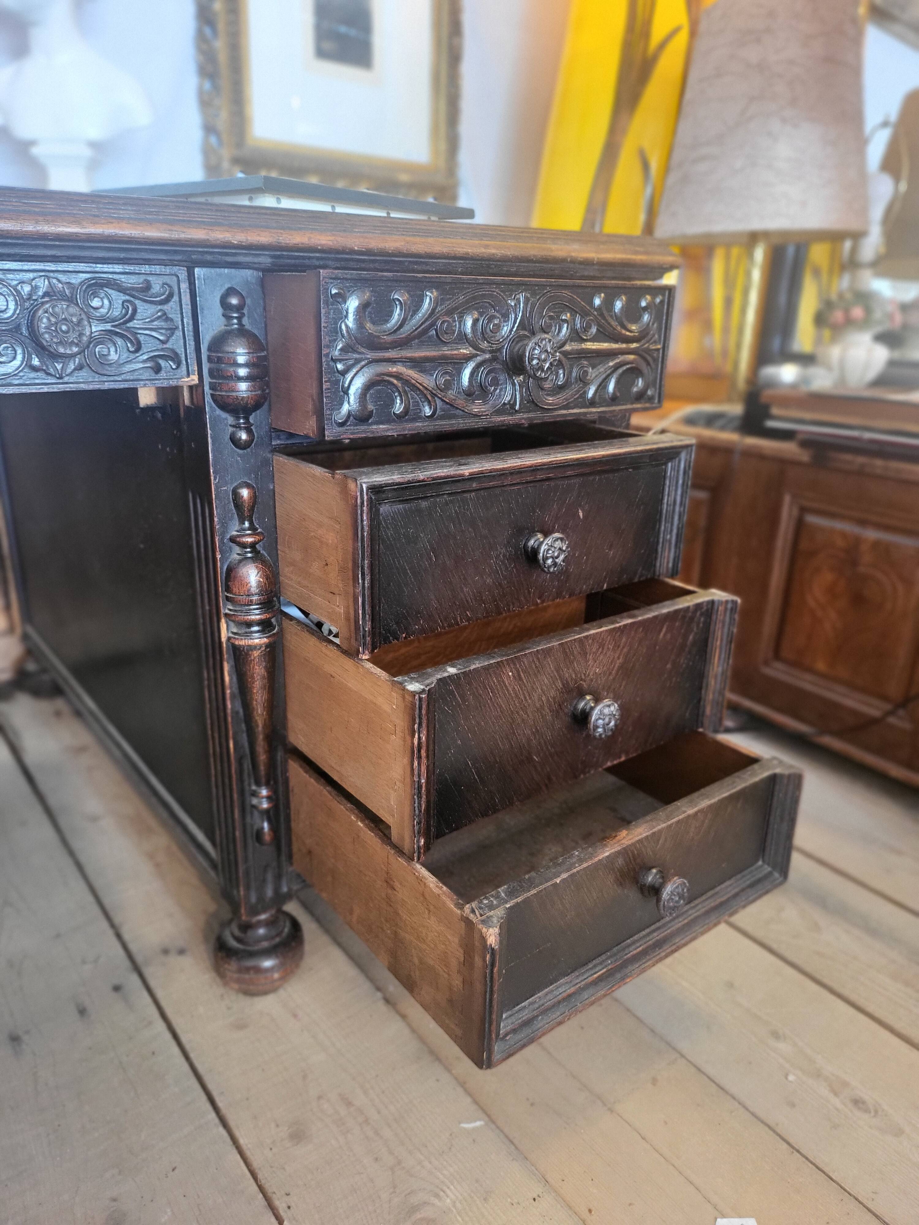 Grand Bureau Américain toutes faces Sculpté "Leopold Desk Co." – Circa 1920