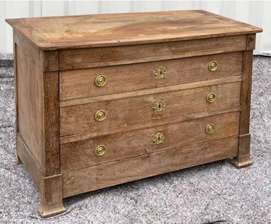 Walnut chest of drawers