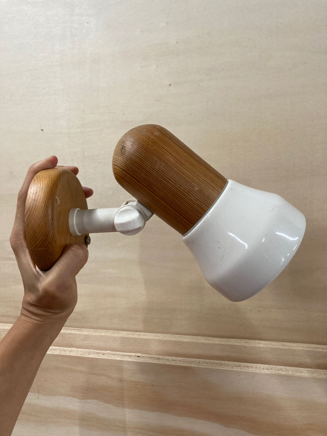 Pair of wall lights in pine and white metal 1980
