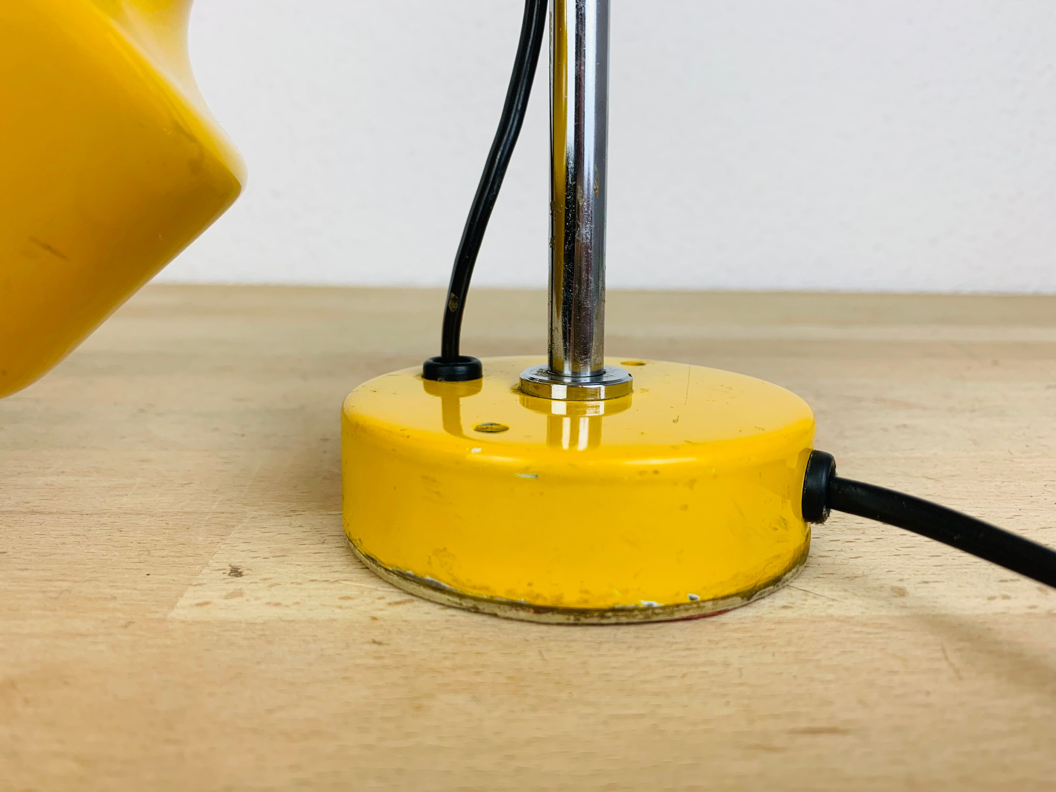 Yellow spot lamp to pose 70s