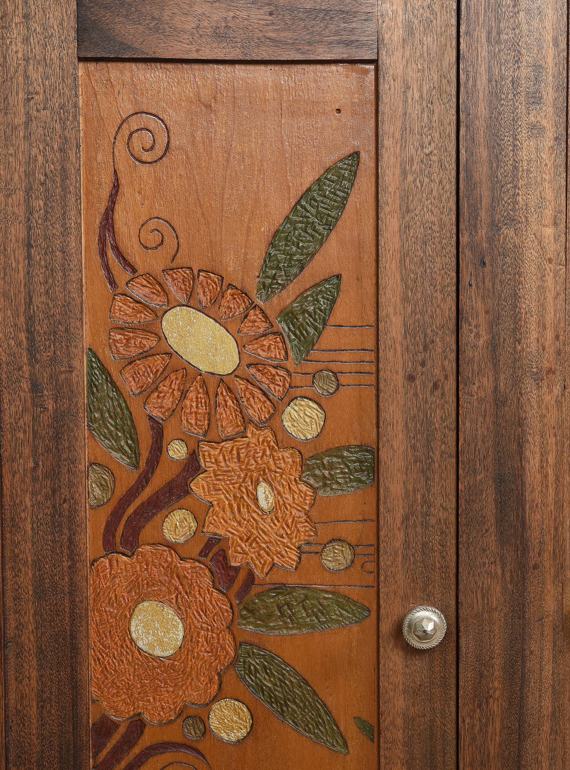 Buffet ou armoire d'angle, à 3 faces, en bois massif, sculpté et peint.