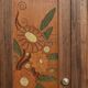 Buffet ou armoire d'angle, à 3 faces, en bois massif, sculpté et peint.