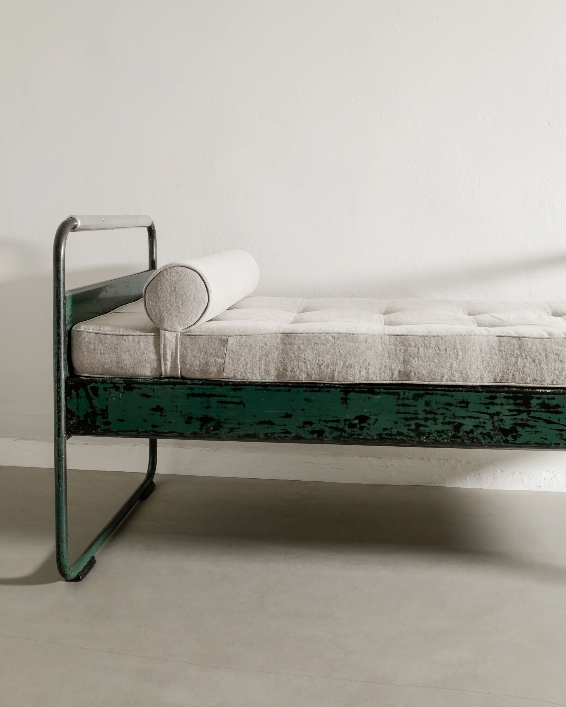 French Mid Century Jean Prouvé "No 17 / Fabert" Aluminum Daybed, 1930s