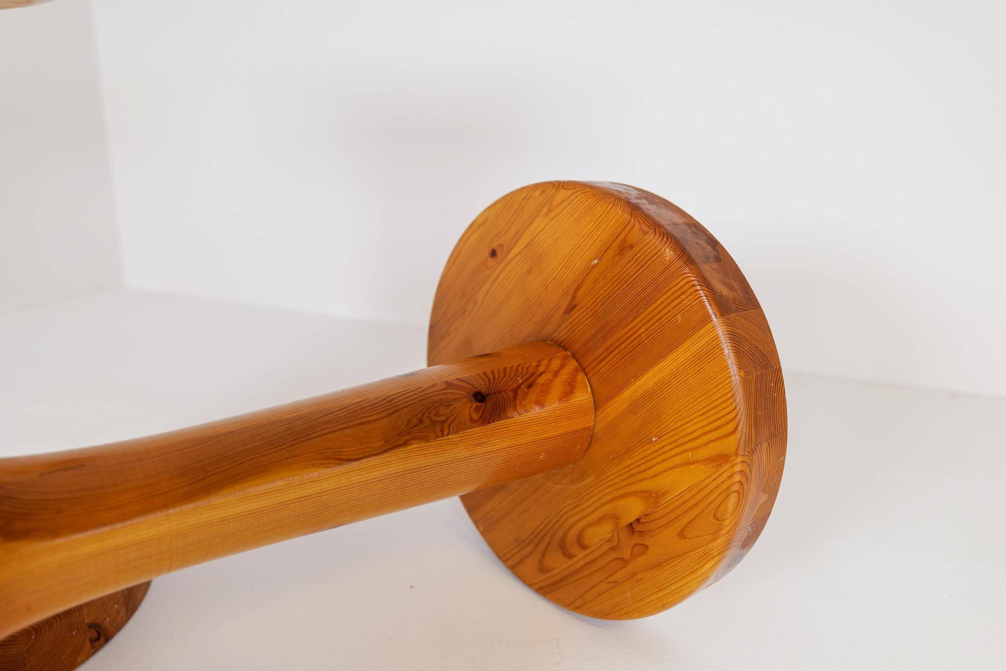 Pair of modern minimalist Scandinavian stools in pine, Sweden, 1970s.
