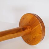 Pair of modern minimalist Scandinavian stools in pine, Sweden, 1970s.