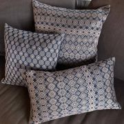 Housse de coussin Kachin bleu marine et rose (RIDA)
