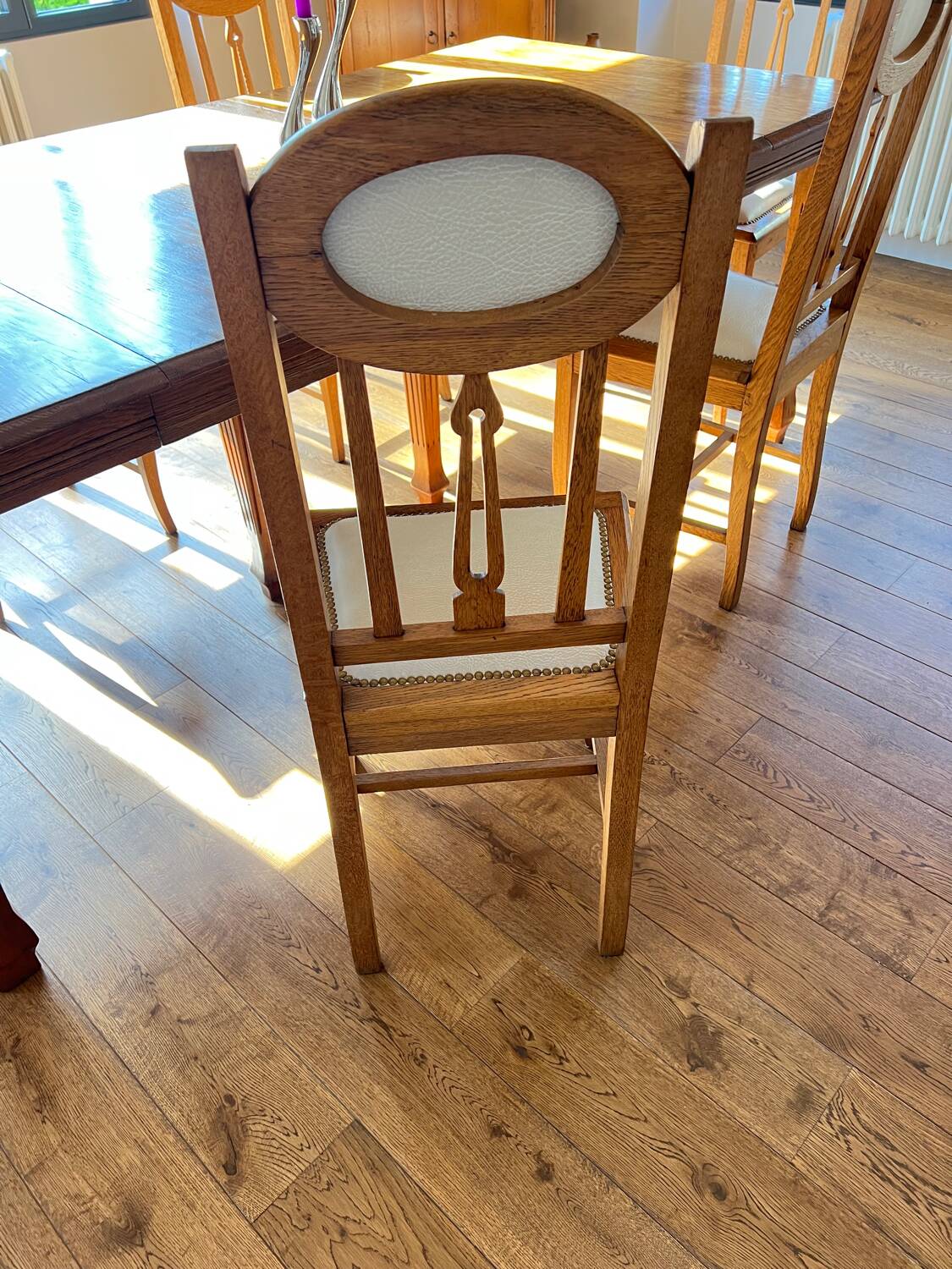 6 chaises en chêne et cuir blanc cassé