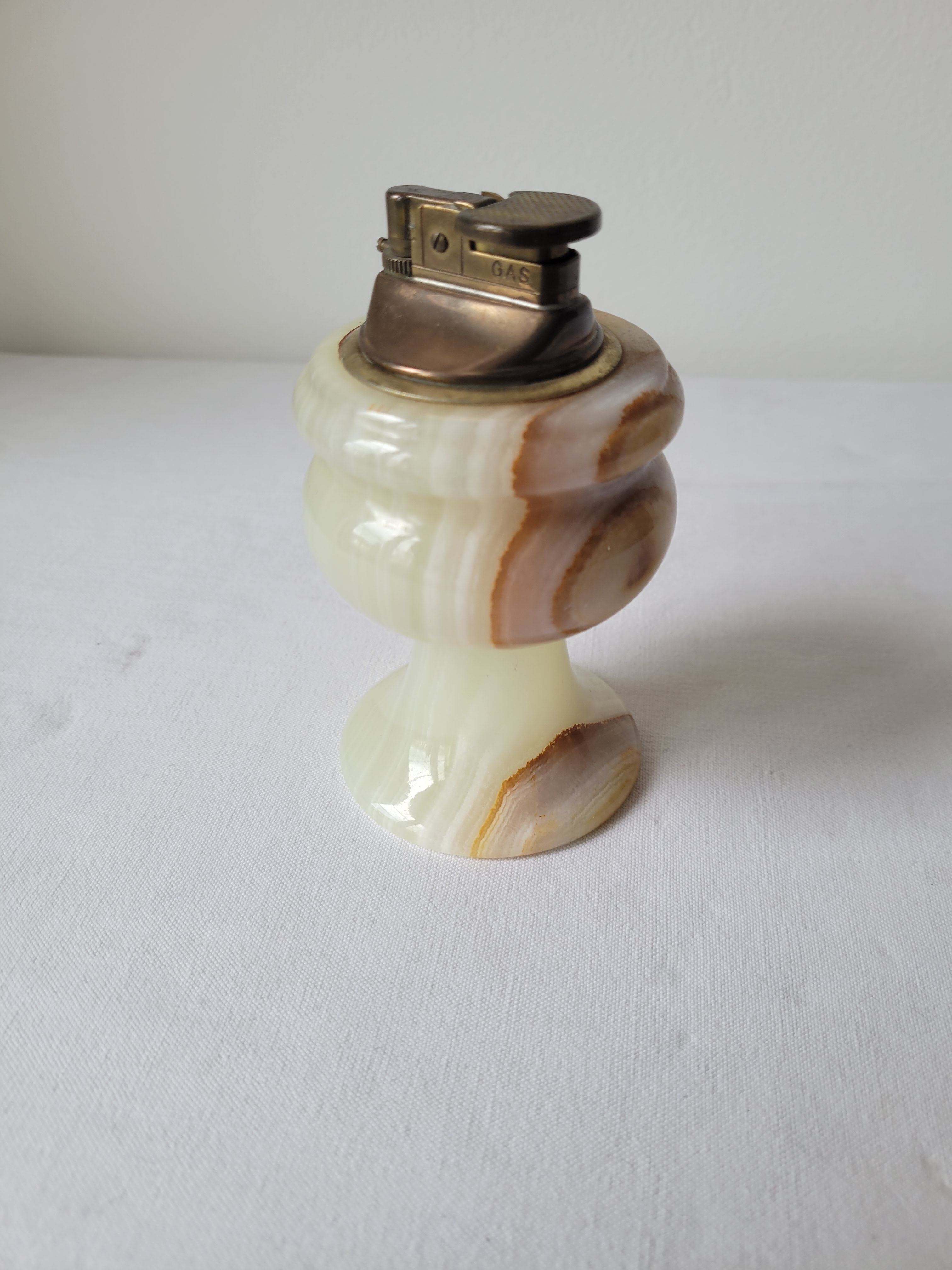 Onyx table lighter