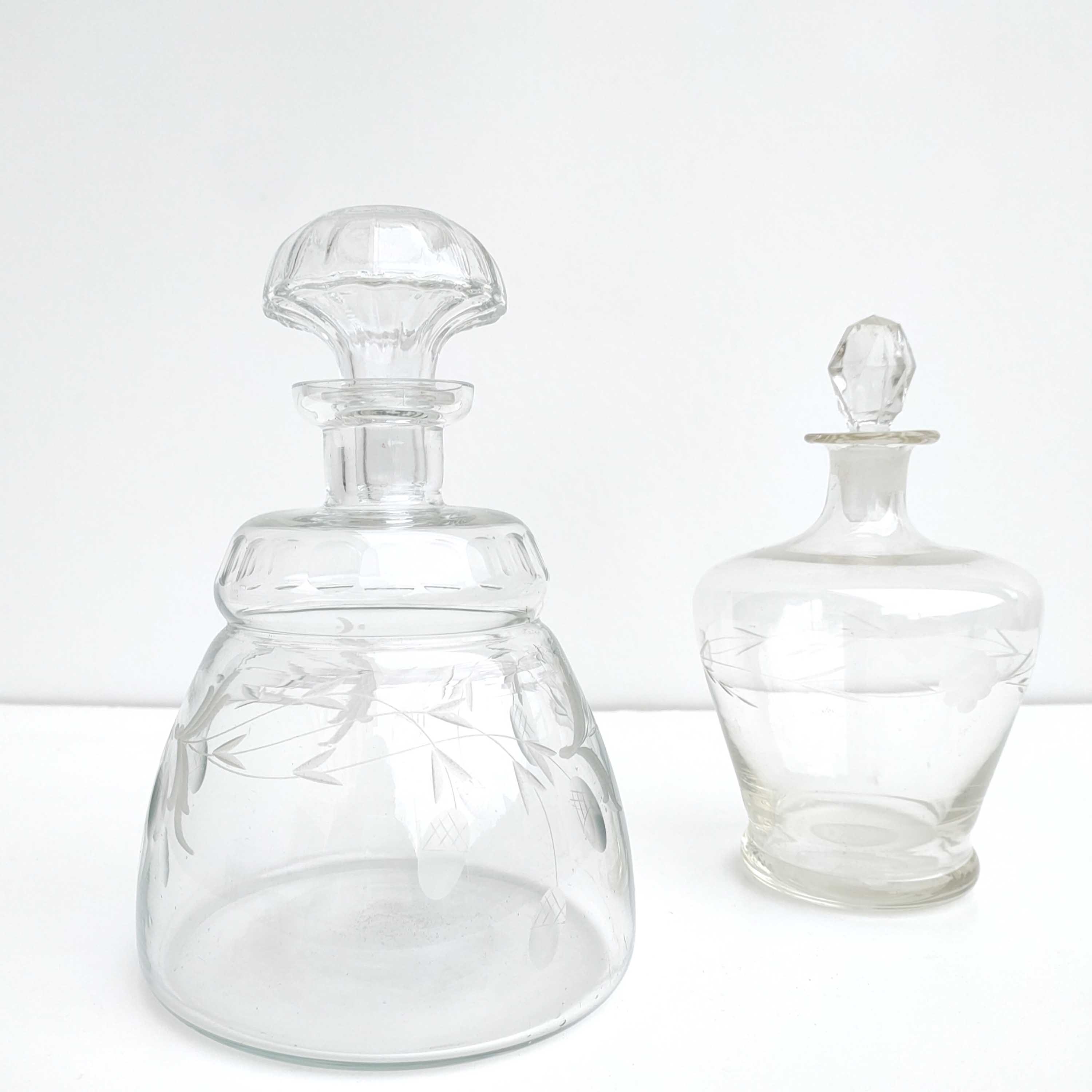 Set of 2 chiseled glass decanters with cap