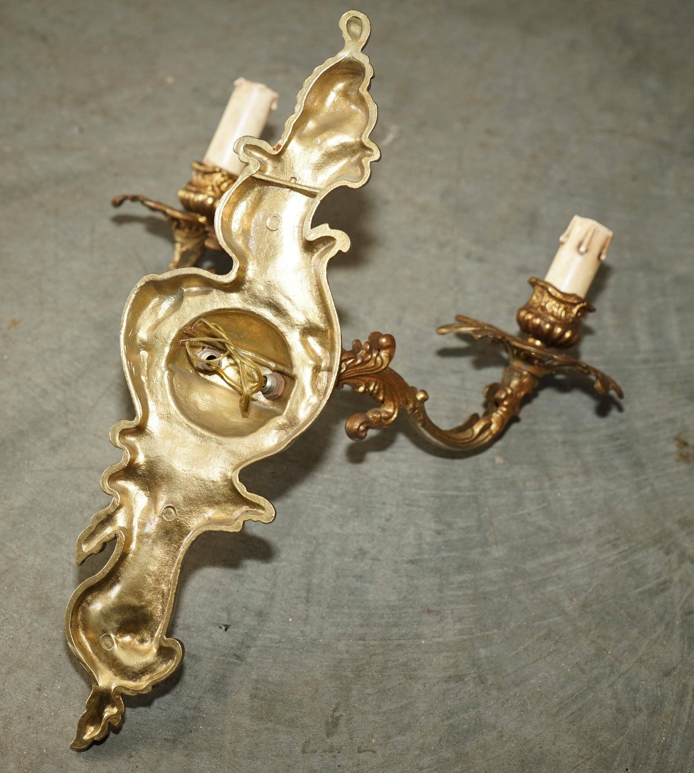 Paire d'appliques murales antiques bronzées à bougie années 1920